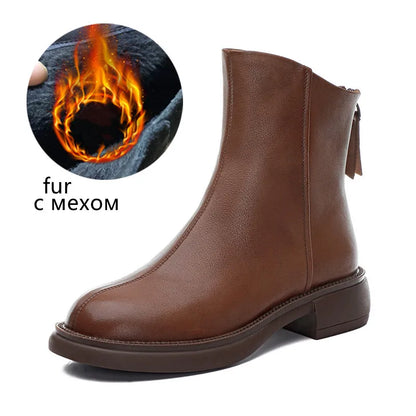Braune Leder-Stiefelette mit flacher Ferse und Troddel/Schlaufe am Schaft, Ansicht von vorn.