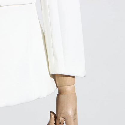 Ärmelloses Damen-Kleid mit V-Ausschnitt und transparenten Einsätzen – elegantes Design mit Falten und Rückenausschnitt.
