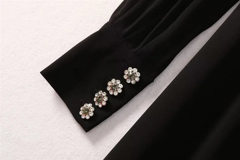 Elegante Damenjacke mit Applikationen und Perlen, locker geschnitten, mit Reverskragen und langen Ärmeln im Patchwork-Design.
