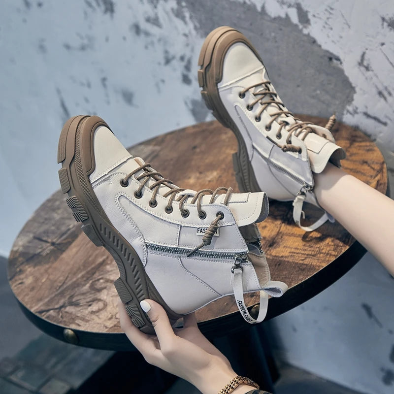 Cremefarbene Ankle-Boots mit Schnürung, seitlichem Reißverschluss und brauner Sohle