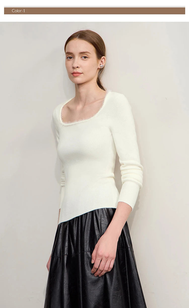Damen-Pullover mit eckigem Ausschnitt, langarm, cremefarben; getragen mit Rock