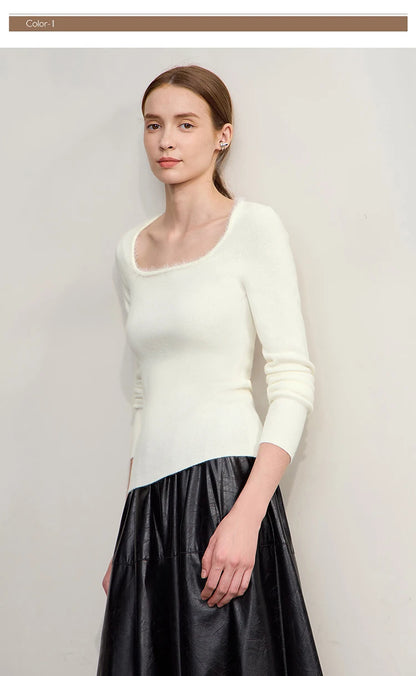 Damen-Pullover mit eckigem Ausschnitt, langarm, cremefarben; getragen mit Rock