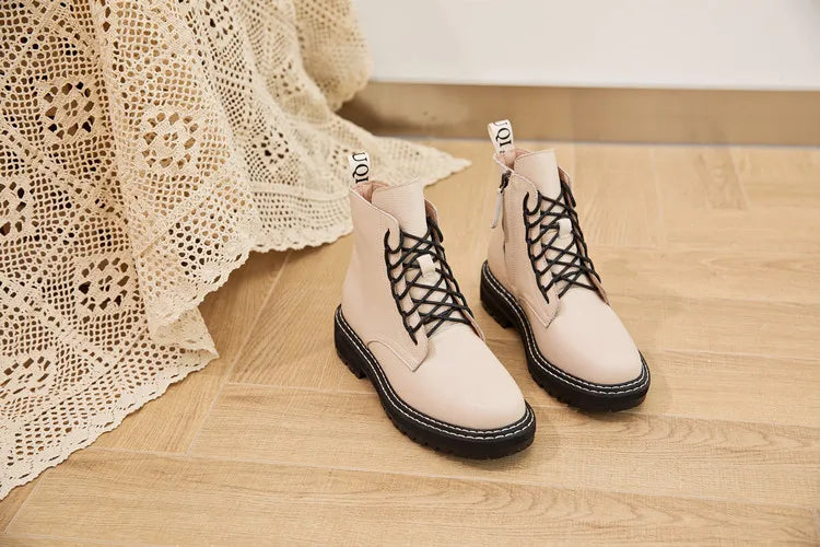 Beige Damenstiefeletten mit Schnürung und dicker Profilsohle