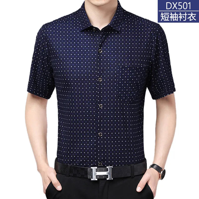 Leichtes Herren-Poloshirt aus Eisseide mit kurzen Ärmeln und klassischem Kragen in einfarbigem Design.