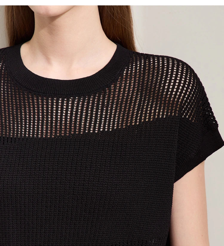 Damen-Wollstrickpullover Detail: O-Ausschnitt, schwarze Maschenloch-Struktur, kurze Ärmel