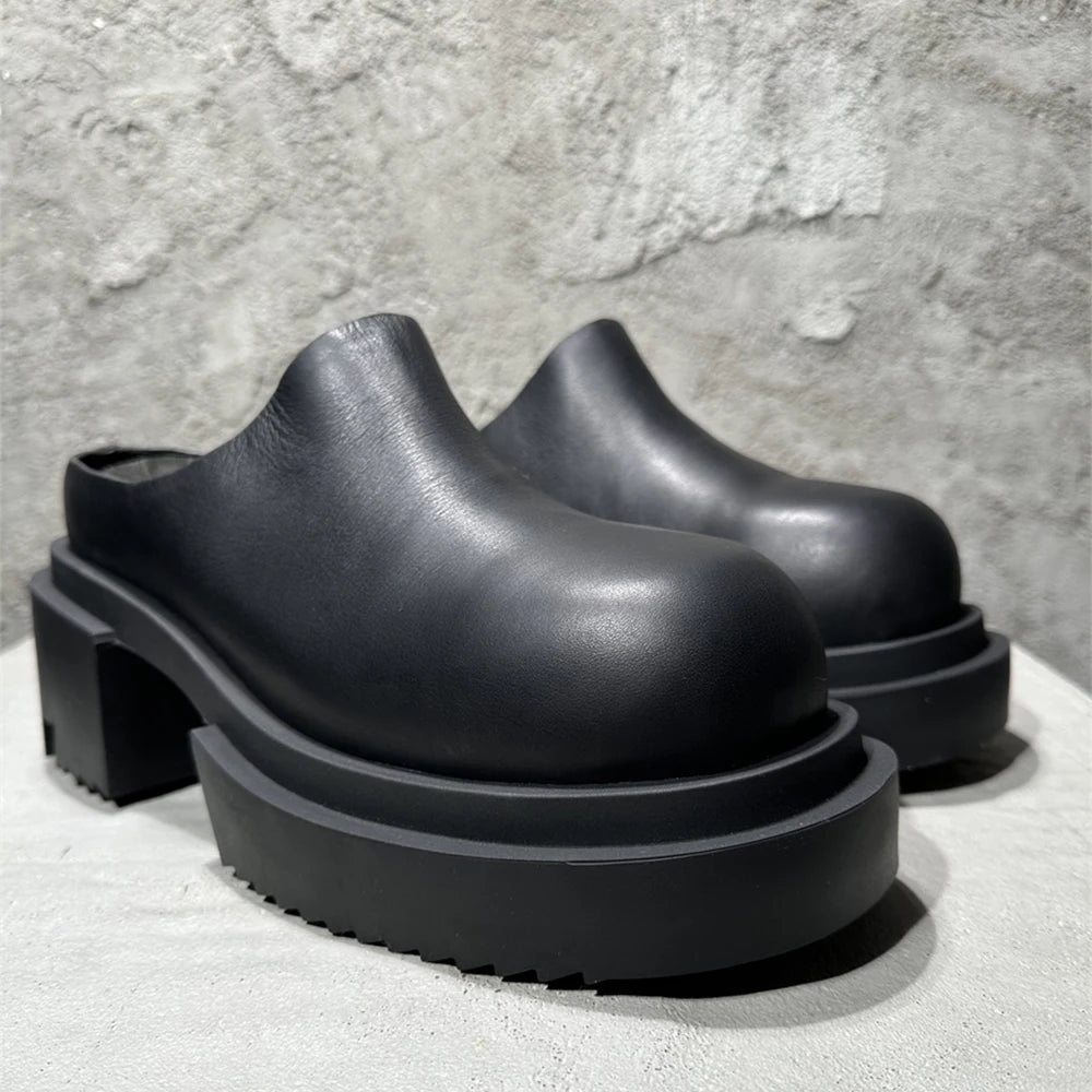 Schwarze Ledermules mit geschlossener Spitze und klobiger Sohle