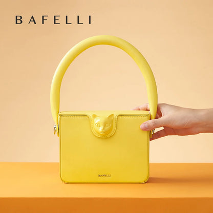 Gelbe Abendtasche aus Echtleder mit Henkel, von Hand seitlich gehalten