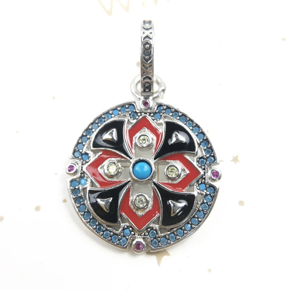 Runder silberner Anhänger mit rotem, blauem und schwarzem Muster, bunten Steinen