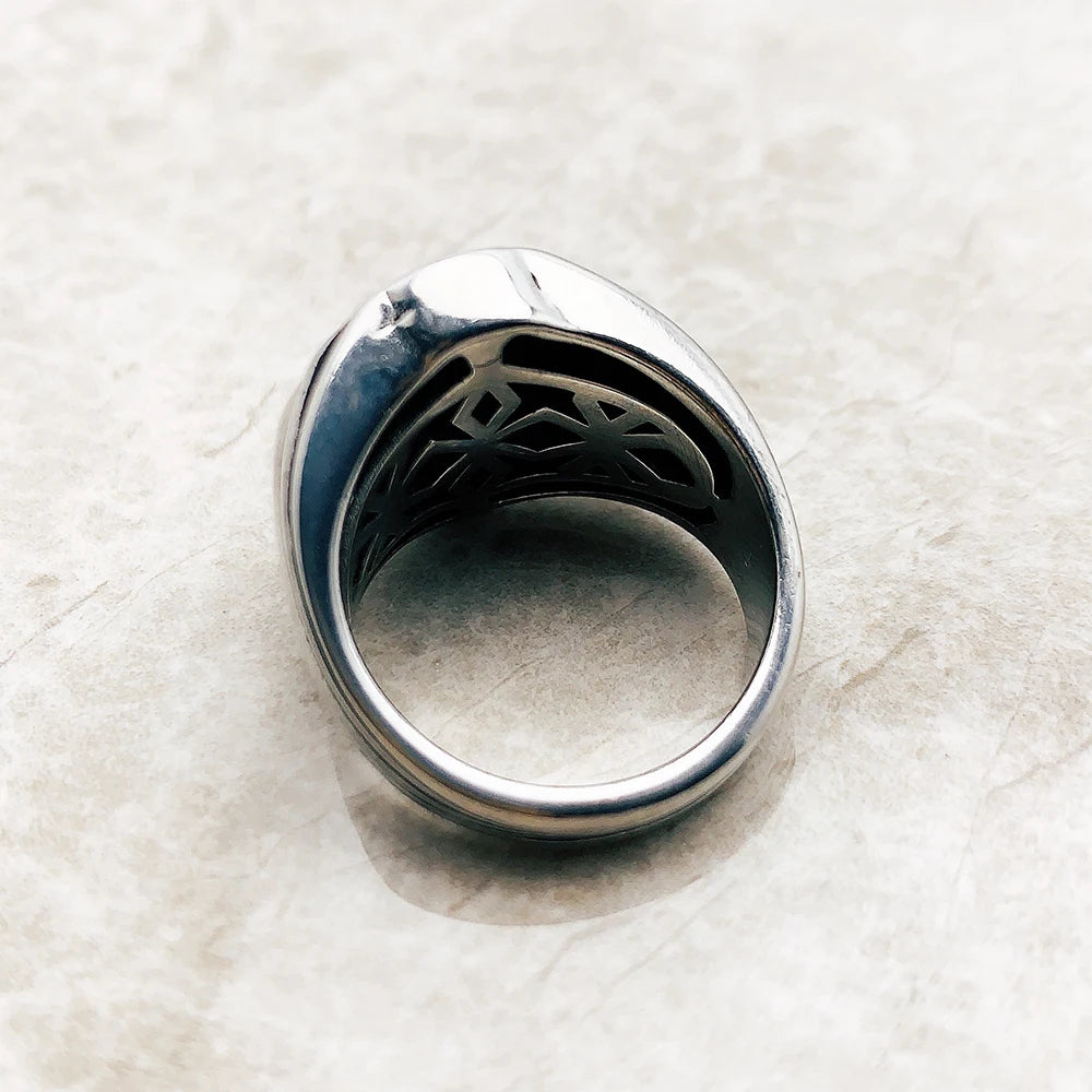 Silberner Ring mit eingraviertem Kreuz-/Sternmotiv innen, Rückansicht