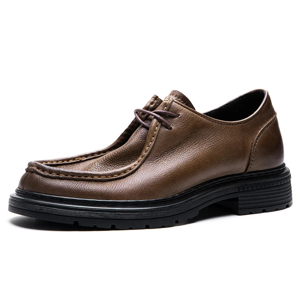 Braune Lederschuhe mit Schnürung und dicker Profilsohle