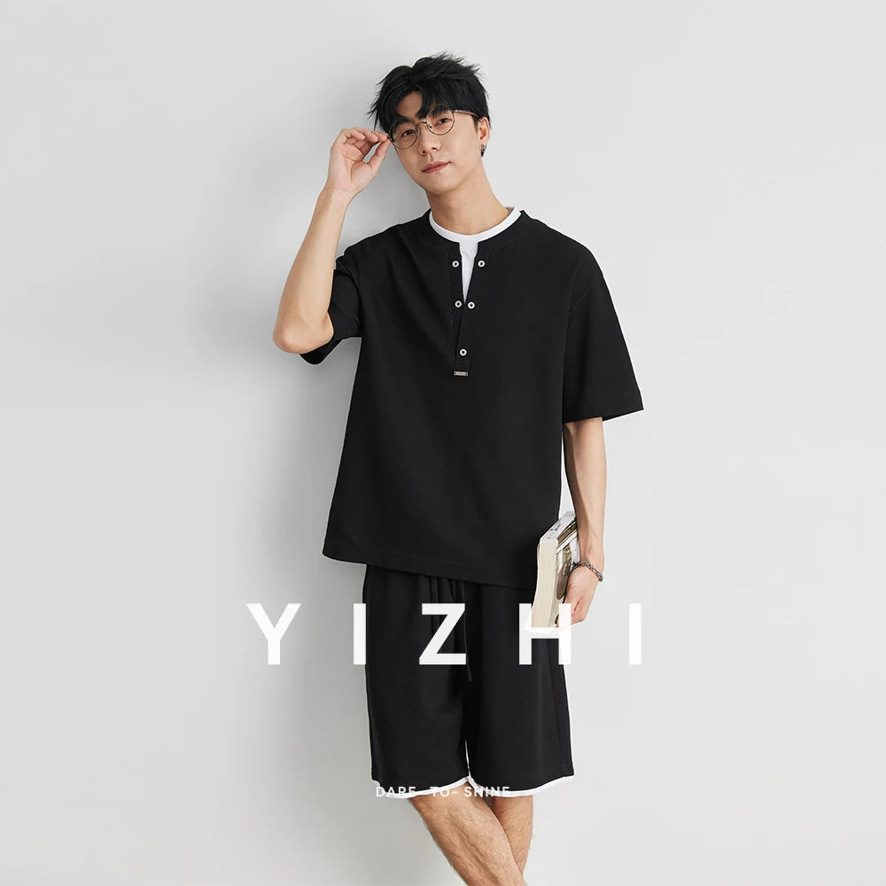 Herren-Sportanzug: kurzes Henley-Hemd und lockere Shorts, schwarz