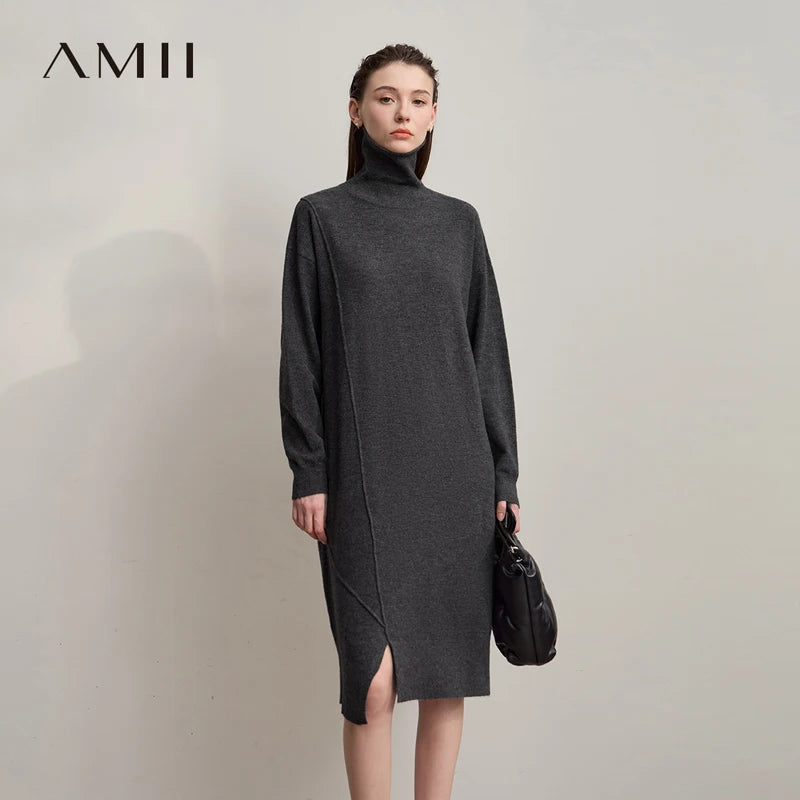 Anthrazitfarbenes Damen-Strickkleid mit Rollkragen, langen Ärmeln und seitlichem Schlitz
