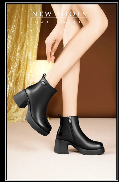 Schwarze Damen-Stiefelette mit Blockabsatz und Knöchel-Schaft, zum Hineinschlüpfen