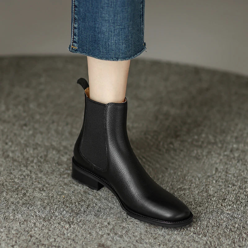 Schwarze Chelsea-Boots mit seitlichem Einsatz und niedriger, breiter Sohle
