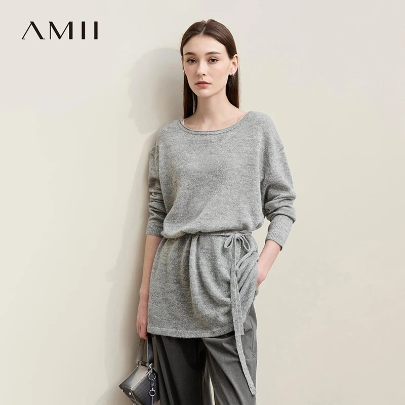 Grauer Strickpullover mit Rundhalsausschnitt, langen Ärmeln und Bindeband in der Taille