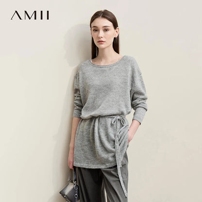 Grauer Strickpullover mit Rundhalsausschnitt, langen Ärmeln und Bindeband in der Taille