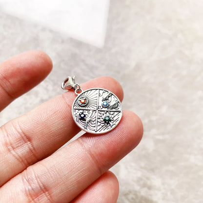 Kleiner runder Anhänger-Charme aus Sterlingsilber mit mehrfarbigem Reliefmotiv