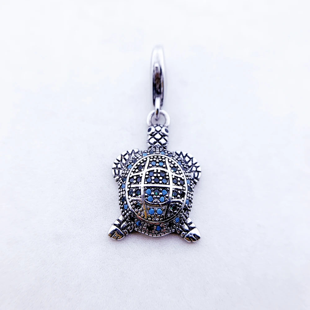 Schildkröten-Anhänger aus Sterlingsilber mit blauem Steinmuster, Detailansicht