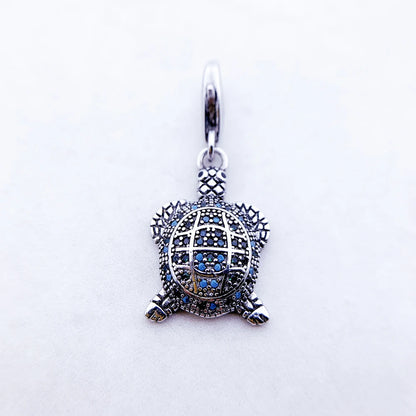 Schildkröten-Anhänger aus Sterlingsilber mit blauem Steinmuster, Detailansicht