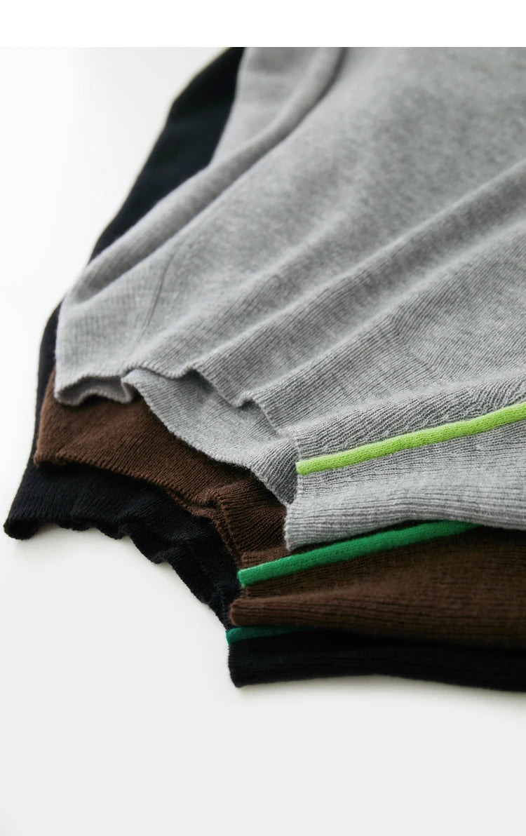 Damenpullover grau-braun mit neongrünem Kontraststreifen an Bündchen und Saum