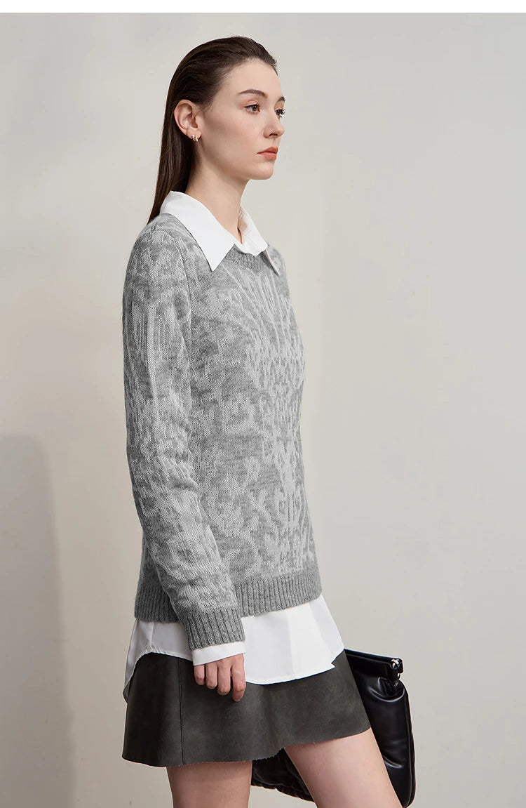 Grau melierter Damenpullover mit Strickmuster, seitliche Ansicht mit weißem Kragen