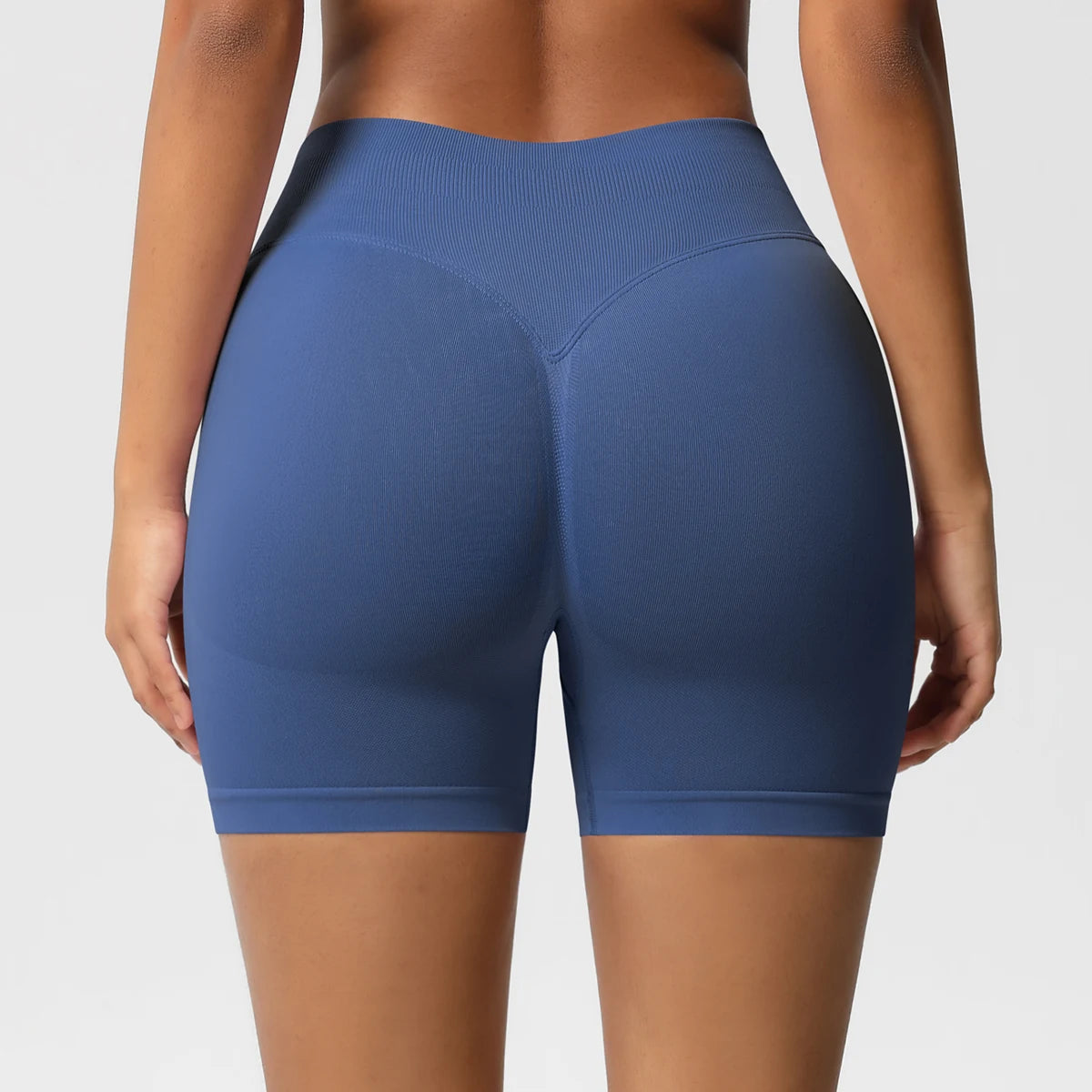 Hohe taillierte Sportshorts, dunkelblau, eng geschnitten, mit Ziernähten vorn.