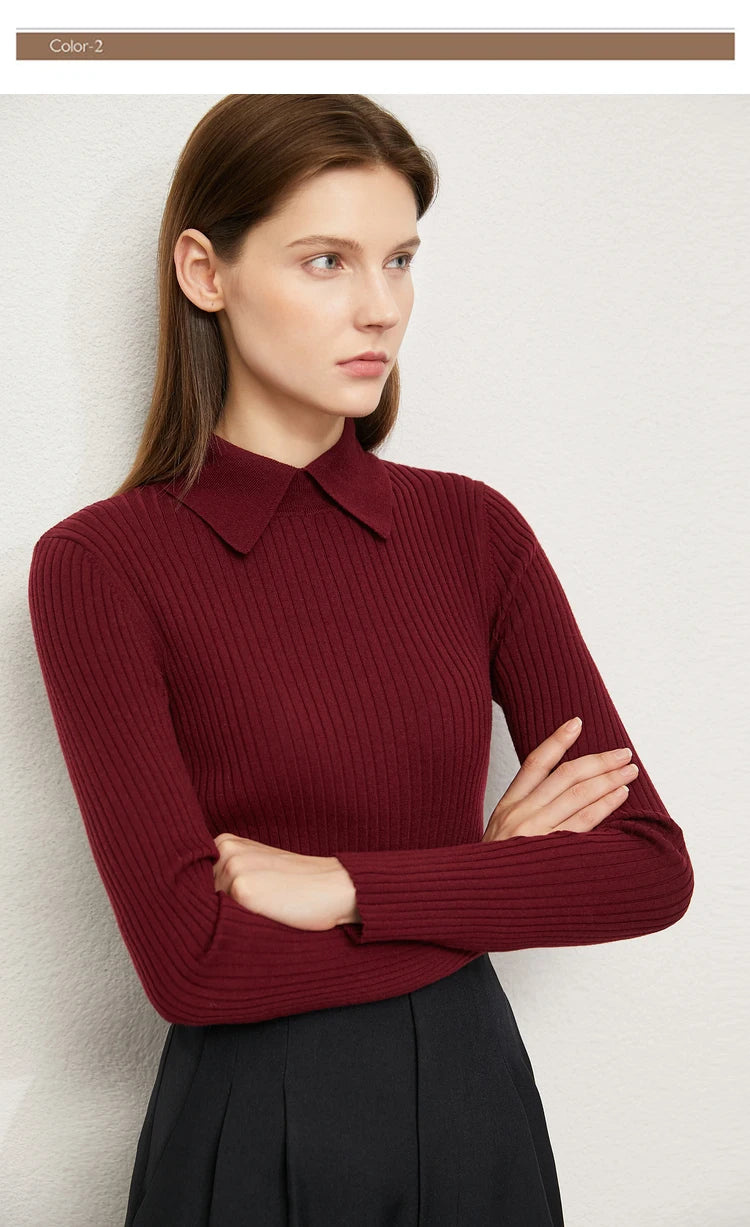 Damen-Pullover aus Rippstrick mit Hemdkragen, bordeauxroter Ton, seitlicher Blick