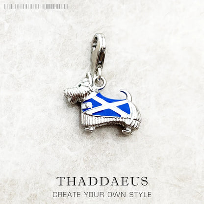 Ansicht des Westie-Hund-Charms aus 925 Silber mit blauem Emaille und Öse