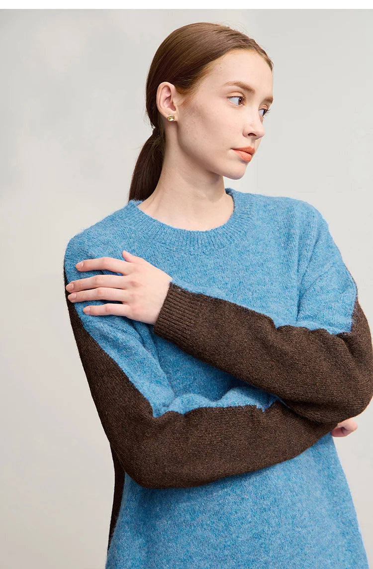 Damenpullover mit Patchwork-Optik: blaues Vorderteil, braune Ärmel, Rundhals