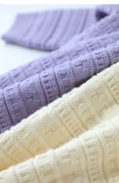 Ärmelbündchen im Strick, beiger und helllila Pullover mit Rautenstruktur