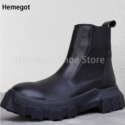 Schwarze Chelsea-Stiefelette mit elastischem Seiten-Einsatz und breiter, gerippter Profilsohle