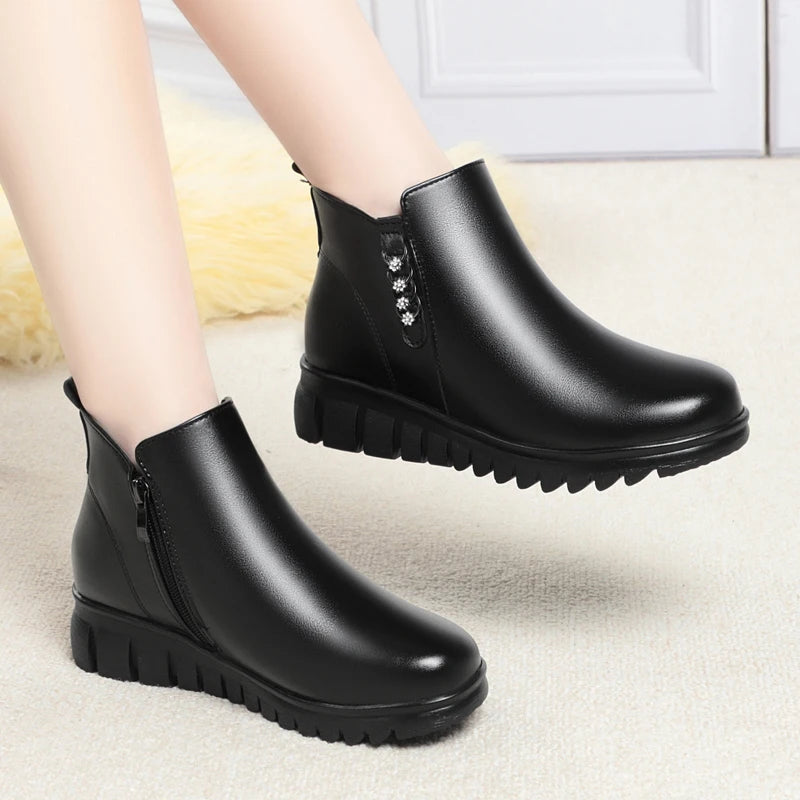 Schwarze Knöchelboots mit seitlicher Verschlussnaht und dicker, profilierter Laufsohle