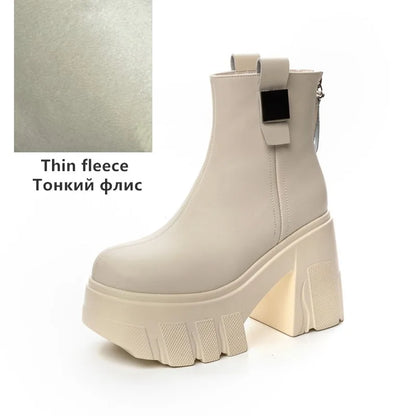 Beigefarbene Stiefeletten mit Blockabsatz und dicker Sohle, Knöchelriemen mit eckigem Detail