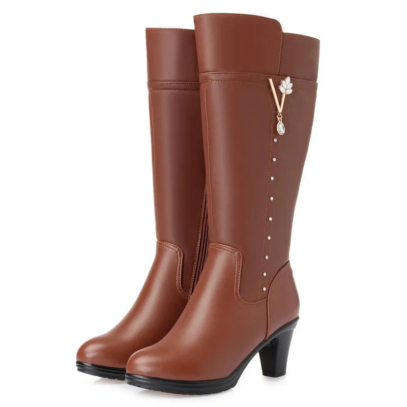 Braune Reitstiefel aus Leder mit Wollfutter, hoher Schaft und Zierdeko