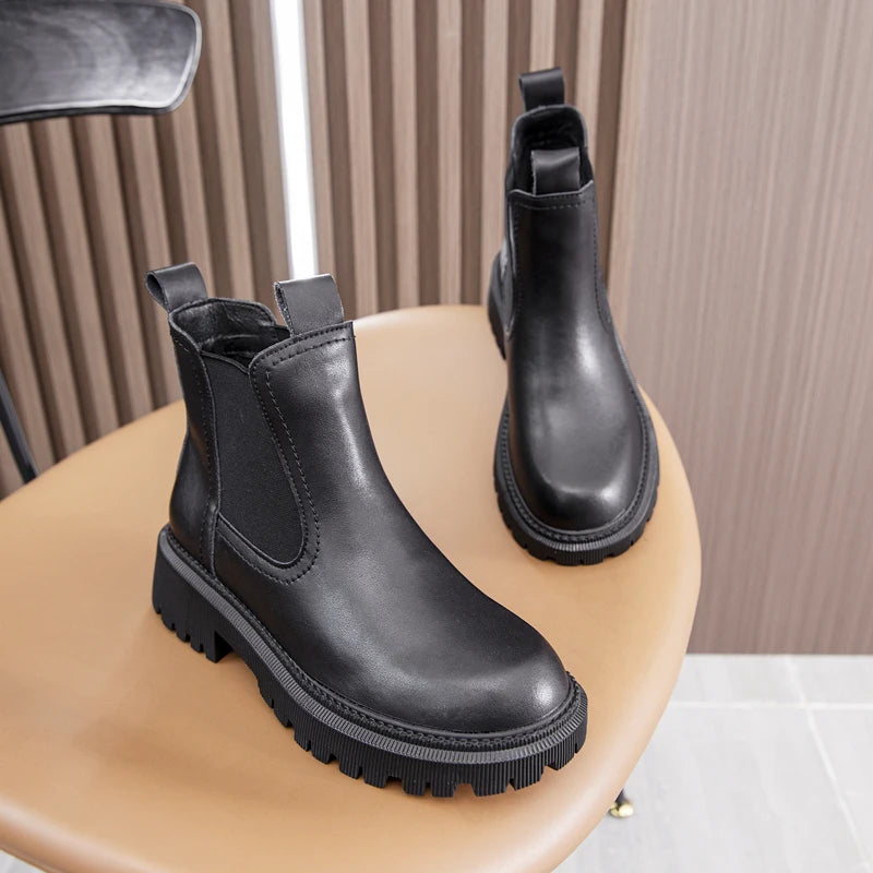 Schwarze Chelsea-Boots aus Leder mit elastischem Einsatz und Profilsohle