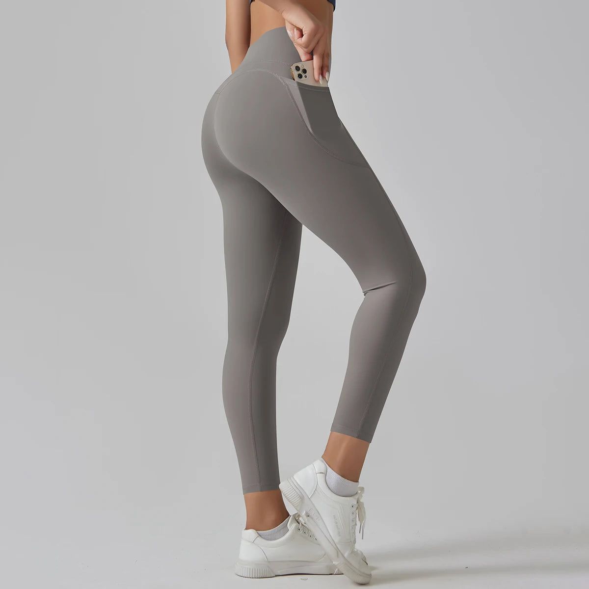 Graue High-Waist-Leggings mit Taschen, dreiviertel Vorderansicht