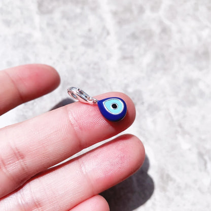Blauer Auge-Emaille Charmanhänger aus 925er Sterling-Silber, Detail seitlich