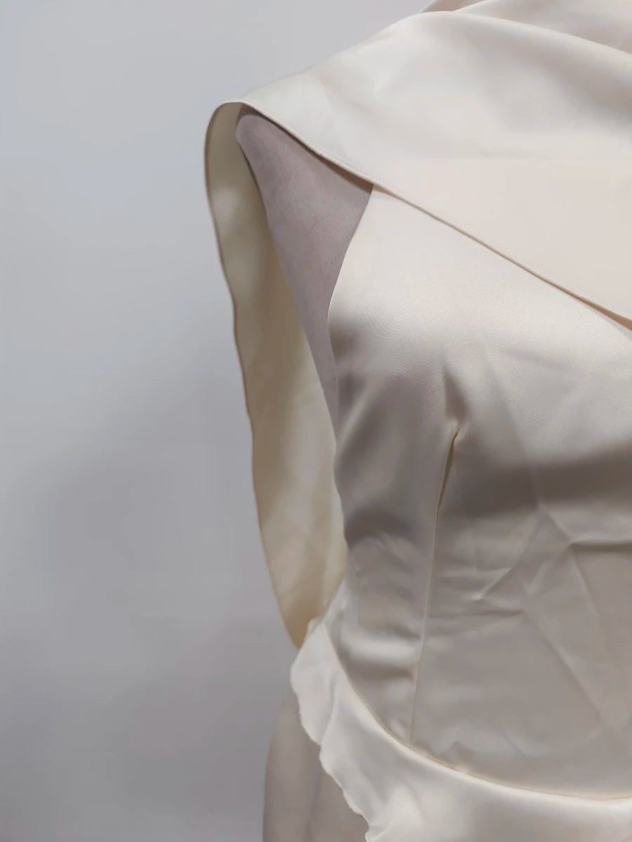 Elegantes Damen-Midikleid mit schulterfreiem Design, langen Ärmeln und Perlen-Patchwork – figurbetont und luxuriös.
