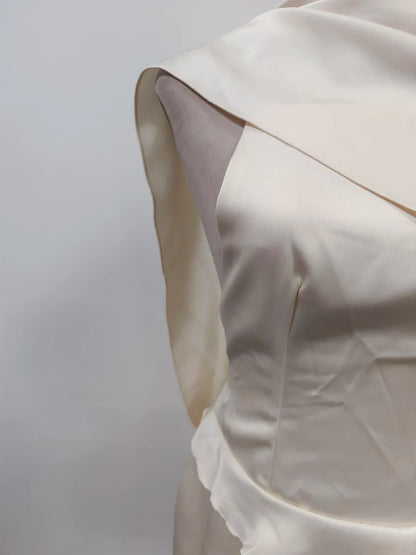Elegantes Damen-Midikleid mit schulterfreiem Design, langen Ärmeln und Perlen-Patchwork – figurbetont und luxuriös.