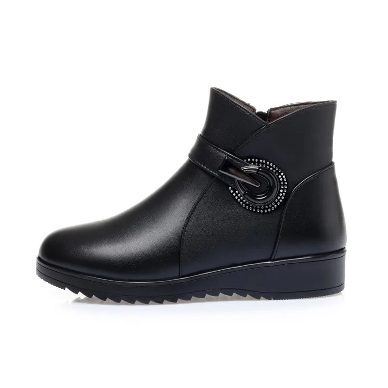 Schwarze Kurzstiefelette mit Wollfutter und Schnalle am Schaft, Profilsohle