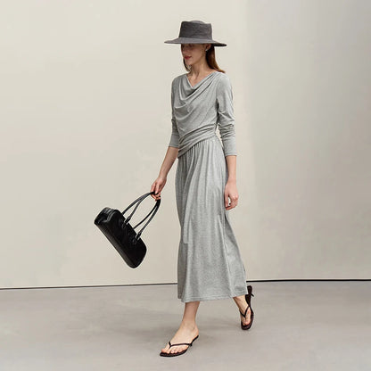 Elegantes Gestricktes Damenkleid Mit Wasserfallausschnitt Und A-Line