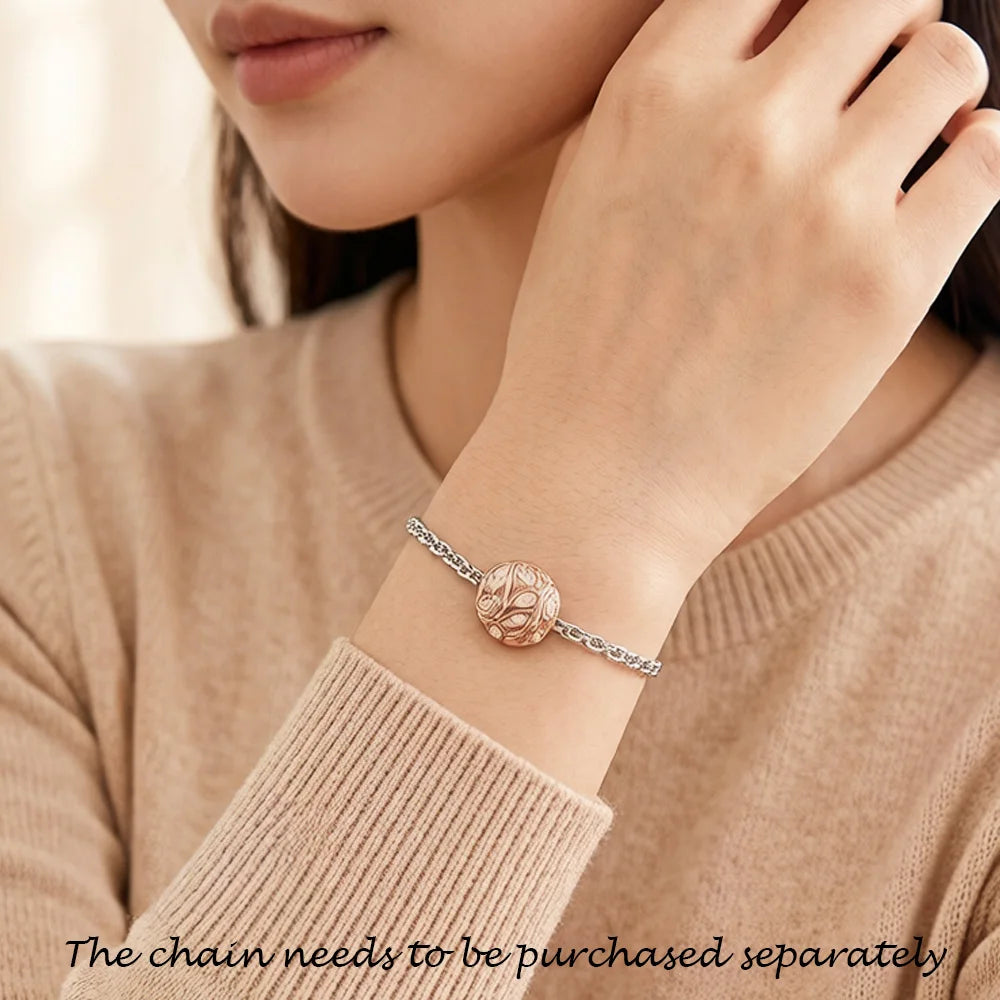 Charms an Armband mit roségoldener Perle und glitzernden Zirkonia-Elementen