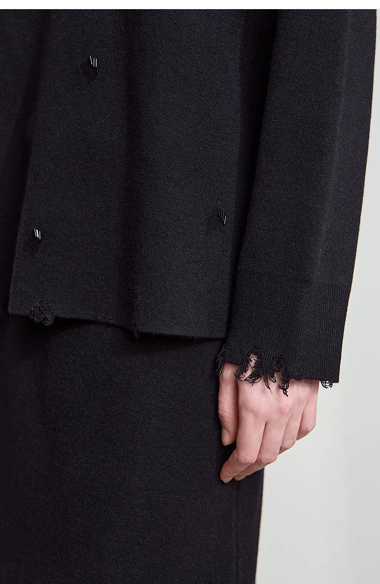 AMII Damenpullover in Schwarz: Detail mit ausgefranstem Saum und kleinen Ziernoppen