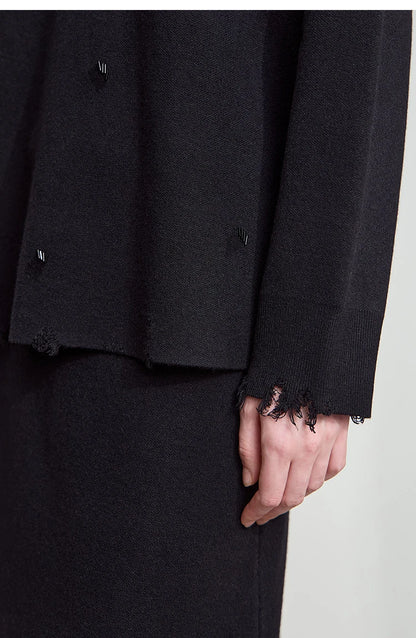 AMII Damenpullover in Schwarz: Detail mit ausgefranstem Saum und kleinen Ziernoppen