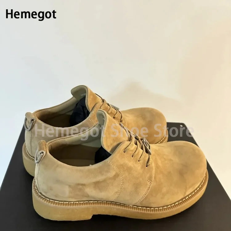 Herren-Derbystiefel aus Wildleder, gelblich, runde Kappe, Schnürung, dicke Sohle
