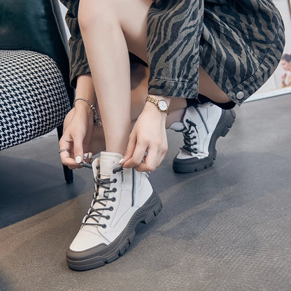 Weiße Ankle-Boots mit Schnürung und Reißverschluss, flachem Profilabsatz