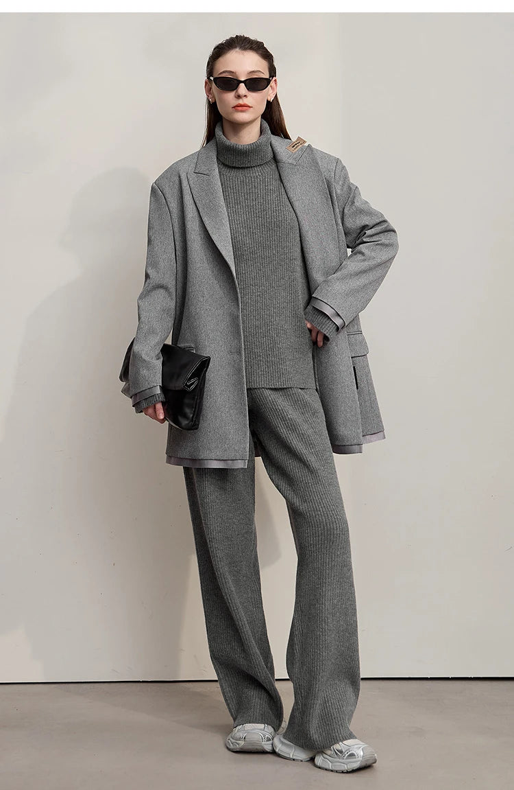 Graues Damen-Set: Rollkragenpullover und weite Hose, Strickoptik, Ganzkörperansicht