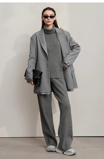 Graues Damen-Set: Rollkragenpullover und weite Hose, Strickoptik, Ganzkörperansicht