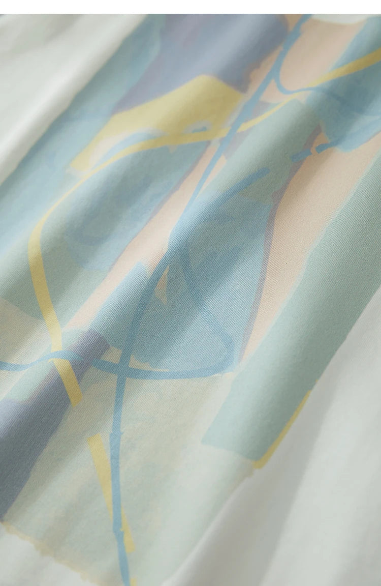 Damen T-Shirt im minimalistischen Design mit unregelmäßigem Schnitt und abstraktem Druck