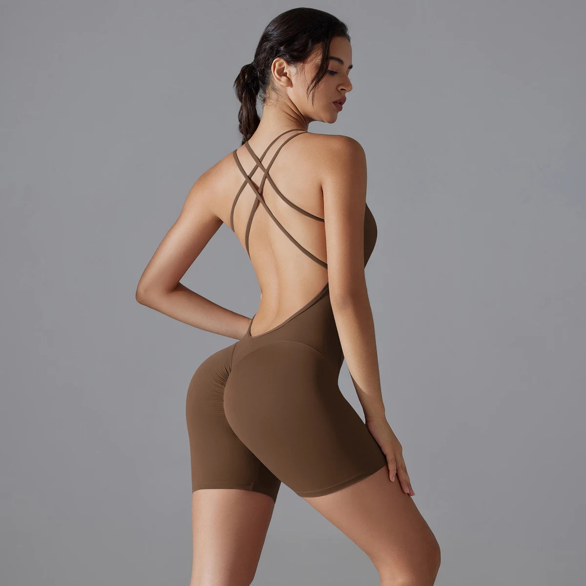 Brauner Yoga-Overall mit kurzem Hosenbein und gekreuzten Rückenbändern